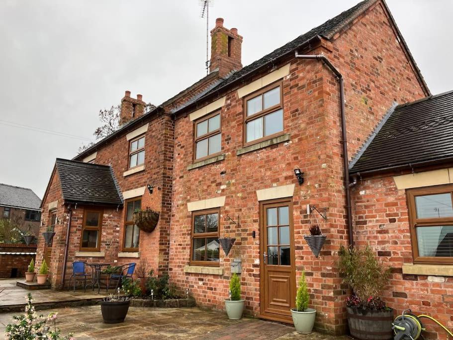 Woodbine Cottage-Part Of Alton Cottages Экстерьер фото