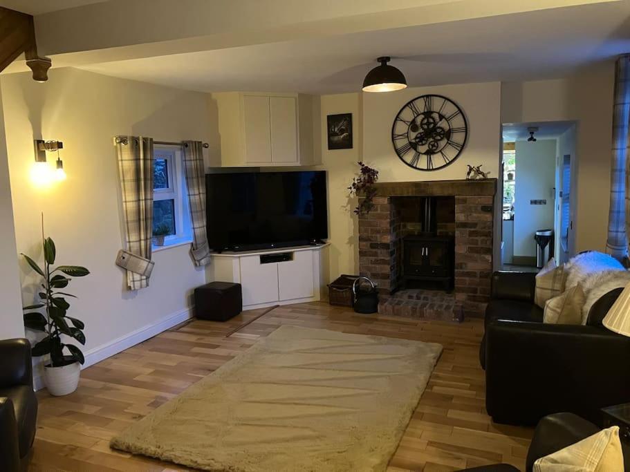 Woodbine Cottage-Part Of Alton Cottages Экстерьер фото